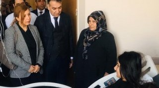Vali Çağatay Mutki'de kazada yaralanan öğretmeni ziyaret etti