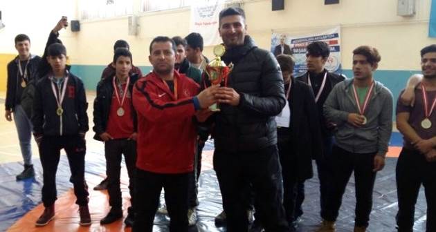 Adilcevaz Anadolu İmam Hatip Lisesi güreş takımı il birincisi oldu