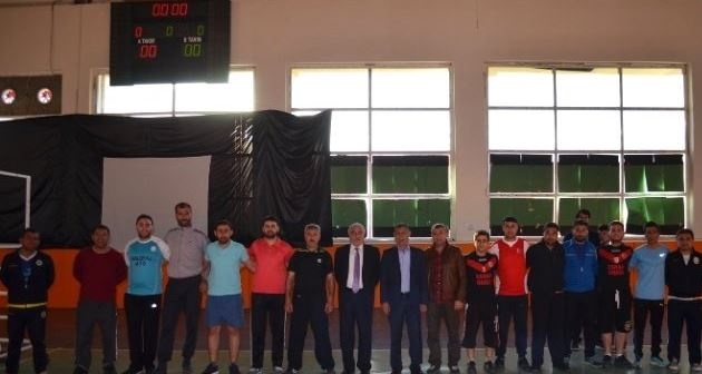 Adilcevaz'da kurumlar arası voleybol turnuvası başladı