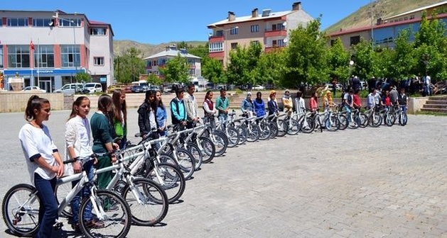 Adilcevaz'da TEOG sınavında başarılı olan 25 öğrenciye bisiklet hediye edildi