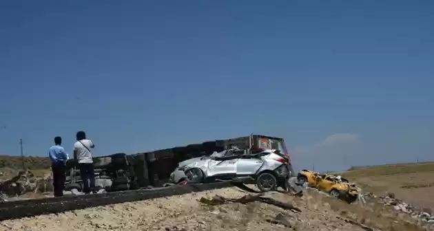 Adilcevaz'da tırafik kazası tır düğün konvoyunu biçti 1 ölü 5 ağır 21 yaralı