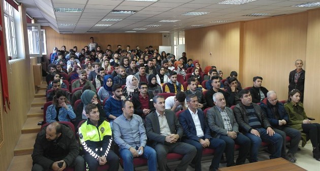 Adilcevaz'da Trafik ve Yaya Önceliği konulu konferans düzenlendi