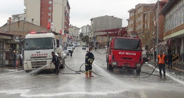 Ahlat'ta caddeler ilaçlı suyla dezenfekte ediliyor