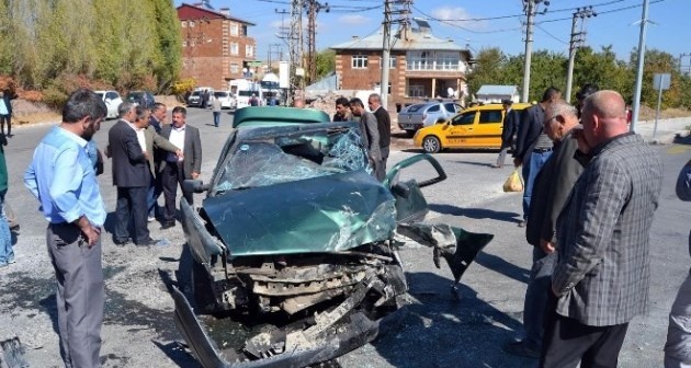 Ahlat'ta otomobil ile kamyon çarpıştı 1'i ağır 6 kişi yaralandı