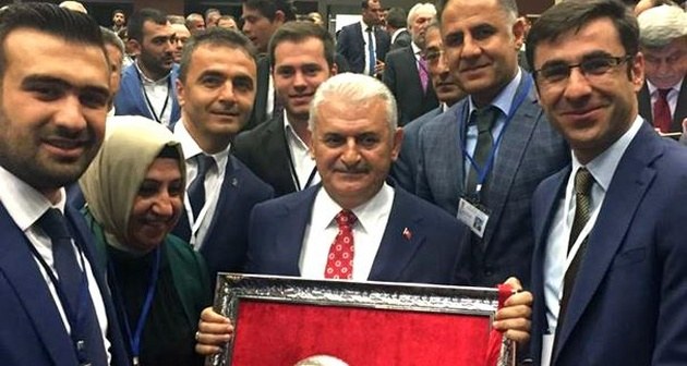 Ak Parti Bitlis İl Yönetiminden Başbakan Yıldırım’a Türk Bayrağı tablosu hediye edildi