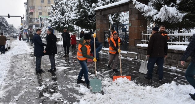 Başkan Geylani karla mücadele çalışmalarını yerinde inceledi