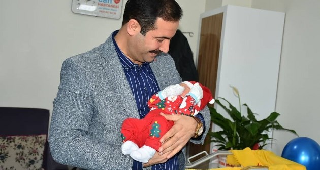Başkan Geylani yeni yılın 'ilk bebeklerini' ziyaret etti