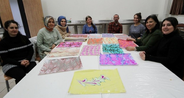 BEÜ’de Güzel Sanatlar Fakültesi'nde Ebru Kursu Açıldı