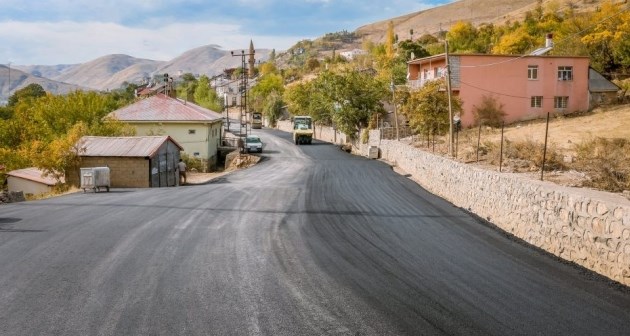 Bitlis 8 Ağustos Mahallesi'nde 3 kilometrelik yol sıcak asfalt çalışması tamamlandı