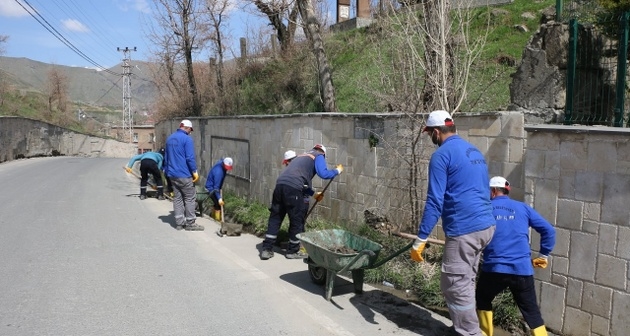 Bitlis Belediye Ekipleri Kanalları Temizliyor