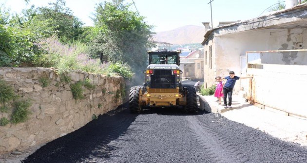 Bitlis Belediyesi altyapı çalışmaları biten yolları asfaltlıyor