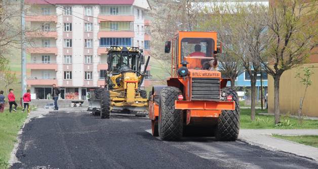 Bitlis Belediyesi Bozulan Asfalt Yolları Onarıyor