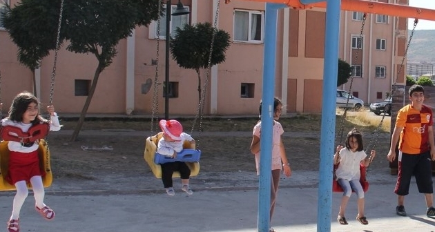 Bitlis Belediyesi kurduğu oyun parkları ile çocukları sevindiriyor