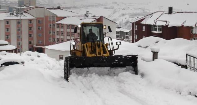 Bitlis Belediyesi’nden Kar Temizliği Çalışmaları