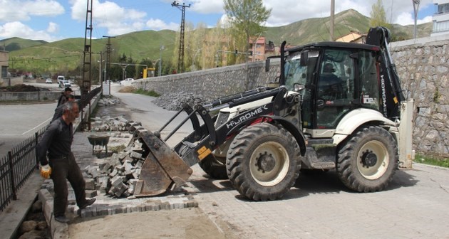 Bitlis Belediyesi tarafından kaldırım döşeme çalışması