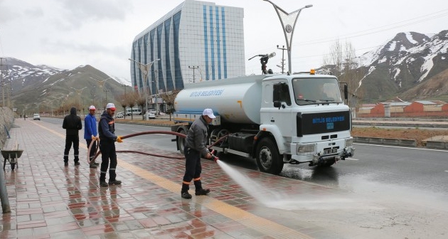 Bitlis Belediyesi tarafından yol ve kaldırımlar yıkanıyor