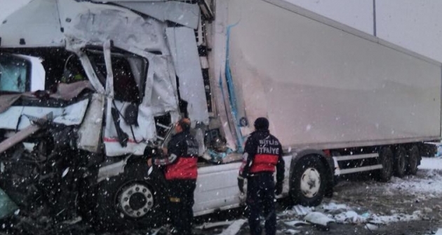 Bitlis çevre yolunda trafik kazası 3 yaralı
