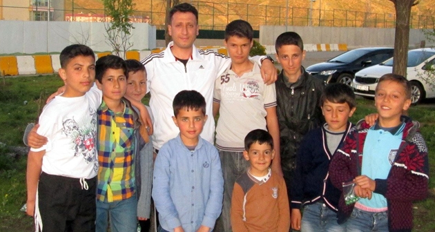 Bitlis Düşünce Akademisi Başkanı çocukları sokak oyunlarına başlatıyor
