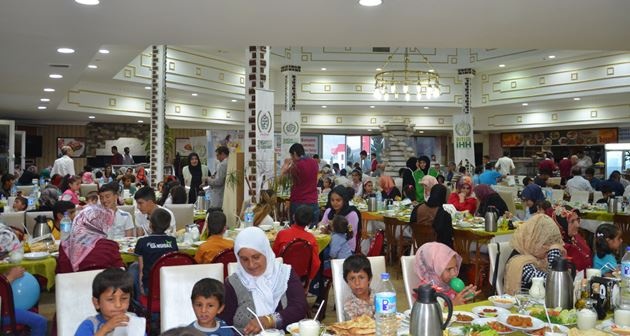 Bitlis İHH’dan Tatvan'da İftar Yemeği ve Yetim Giydirme Programı