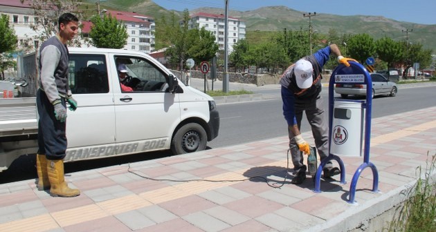 Bitlis'in işlek caddelerine yeni çöp kovaları yerleştirildi