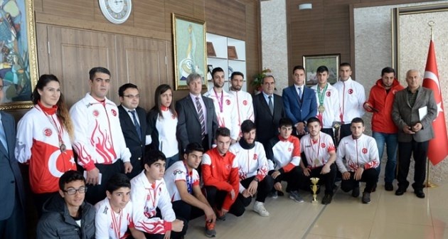Bitlis'li sporcular Vali Çınar'ı ziyaret etti