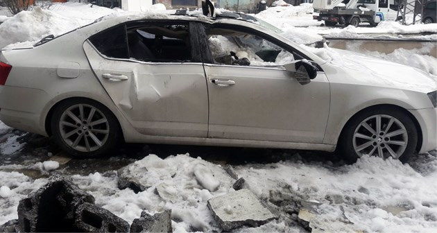 Bitlis'te 1 aracın üzerine kar kütlesi düştü
