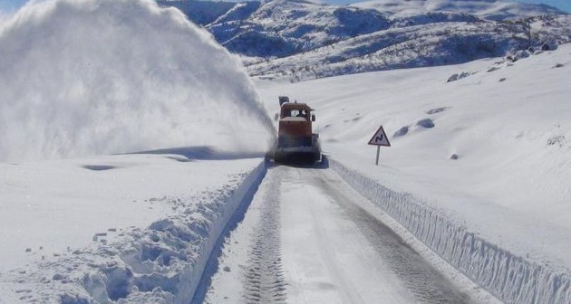 Bitlis'te 172 köy yolu kardan kapandı