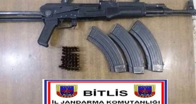 Bitlis'te bir evde yapılan aramada silah ve mühimmat bulundu