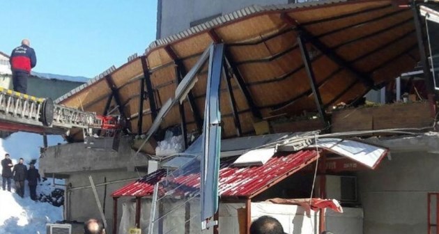 Bitlis'te çatıdan düşen kar kafeyi çökertti 1 ölü, 7 yaralı