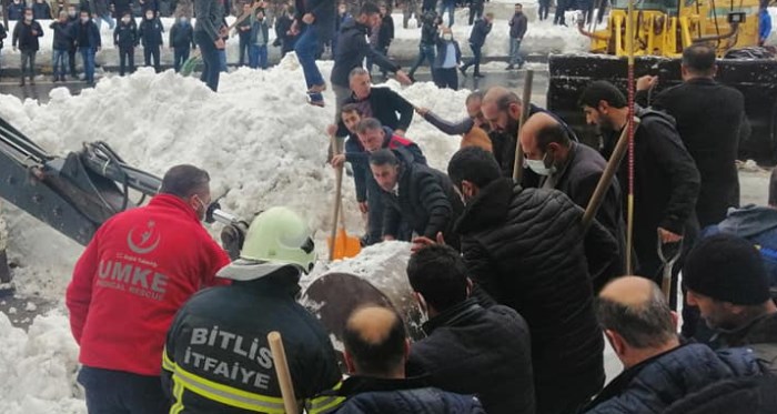 Bitlis'te çatıdan kar kütlesi düştü 3 kişi yaralandı