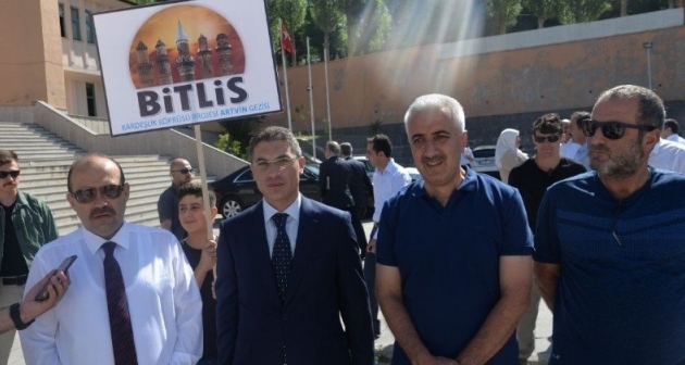 Bitlis'te Gönül Köprüsü projesi kapsamında 50 kişi Artvin'e gitti