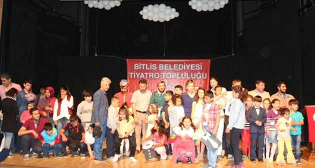 Bitlis'te Hacivat Karagöz oyunu engelliler için sahnelendi