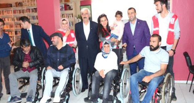 Bitlis'te ihtiyaç sahiplerine tekerlekli sandalye dağıtımı
