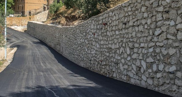 Bitlis'te istinat duvarı çalışmaları devam ediyor
