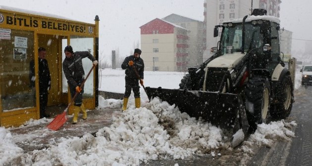 Bitlis’te kar temizleme çalışmaları sürüyor