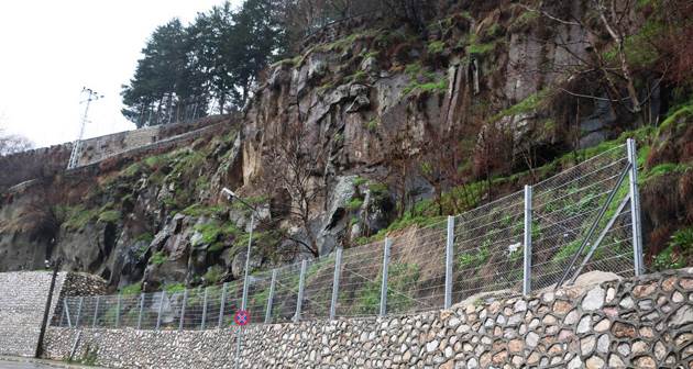 Bitlis'te kayalara karşı tel örgülü önlem
