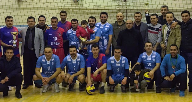Bitlis'te kurumlar arası voleybol turnuvası sona erdi