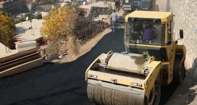 Bitlis'te mahalle yolları sıcak asfaltla buluşturuluyor