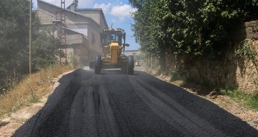 Bitlis'te mahalle yollarına sıcak asfalt dökülüyor