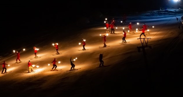 Bitlis’te meşaleli kayak gösterisi düzenlendi