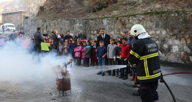 Bitlis'te minik öğrencilere yangın tatbikatı yapıldı