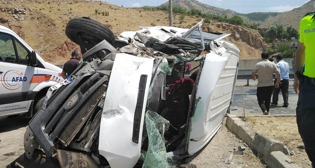 Bitlis'te takla atan minibüste 1'i ağır 4 kişi yaralandı