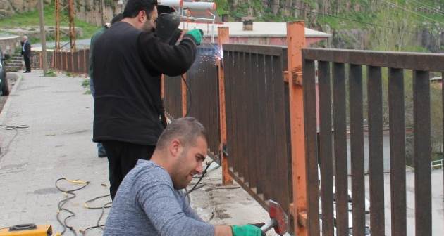 Bitlis'te tehlikeli yaya kaldırımlarına korkuluk yapıldı