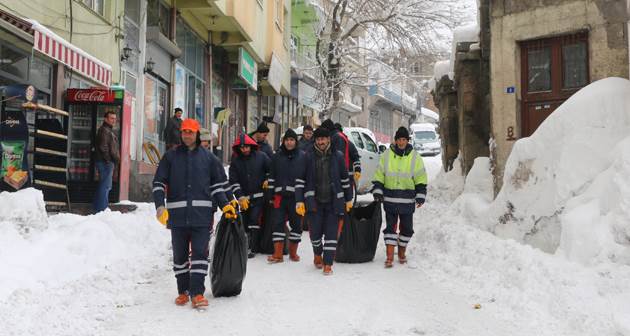 Bitlis'te temizlik işçilerinin zorlu kış mesaisi