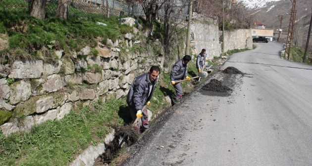 Bitlis'te yağmur suyu hatları ve ızgaralar temizleniyor