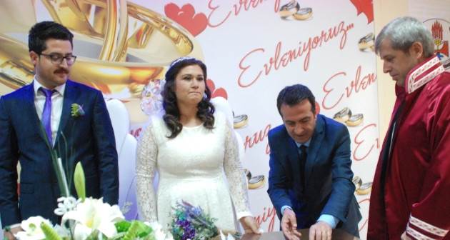 Bitlis Valisi Ahmet Çınar genç çiftin nikahını kıydı