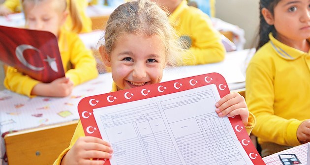 Bitlis ve İlçelerinde 2018-2019 eğitim öğretim yılı sonu karneler dağıtıldı