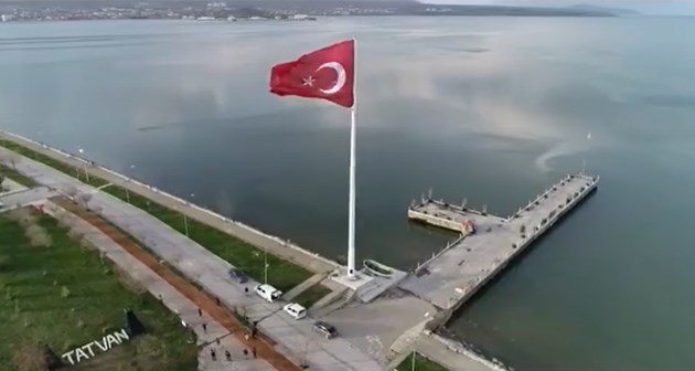 Bölgenin en büyük Türk bayrağı Tatvan'da dalgalanmaya başlandı