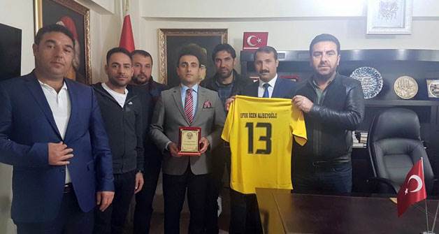 Güroymak Spor Kulübünden Kaymakam Alibeyoğlu’na forma ve plaket