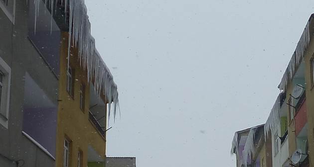 Güroymak'ta çatılarda 3 metrelik buz sarkıtları oluştu